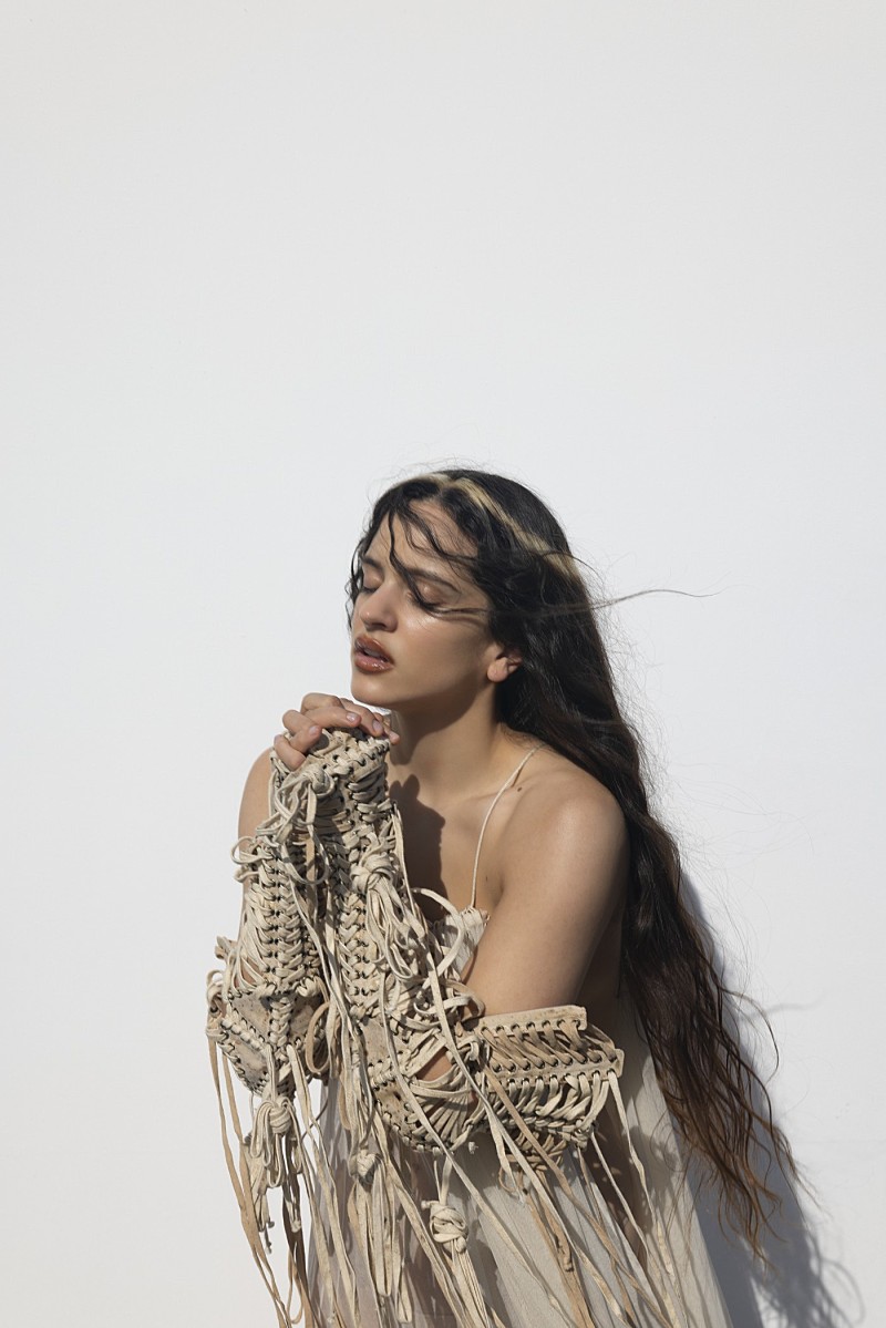 「ロザリアの4thアルバム『ラックス』発売、日本語でも歌唱」1枚目/2