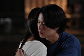 「「ひと夏の共犯者」ラストの月夜のシ－ンに「2人の心が美し過ぎる」 「“巧巳”橋本将生が“眞希”恒松祐里を抱き締める姿が泣けた」」1枚目/1