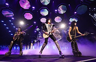「KISS、【KISS Kruise】公演で故エース・フレーリーにキャンドルを掲げて追悼」