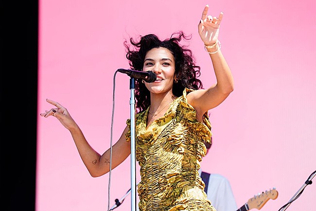 「オリヴィア・ディーン、『SNL』初出演で「Man I Need」と「Let Alone the One You Love」を披露」1枚目/1