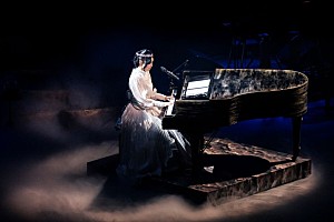 松任谷由実、40枚目のオリジナルアルバム『Wormhole / Yumi AraI