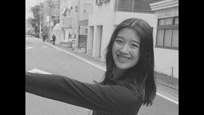 「藤原さくら、2017年の楽曲「赤」新MV公開　朝ドラ『虎に翼』の川床明日香＆ジュノンボーイ渡邉多緒が出演」1枚目/6