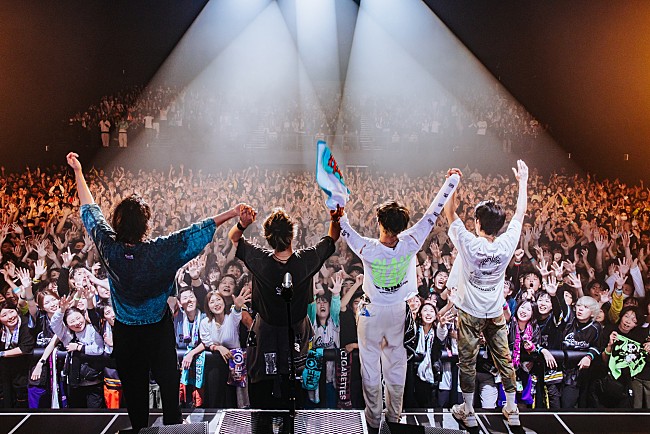 「THE ORAL CIGARETTES、盟友集った対バンツアー完走　SiMと狂宴したファイナル公演のオフィシャルレポート到着」1枚目/16