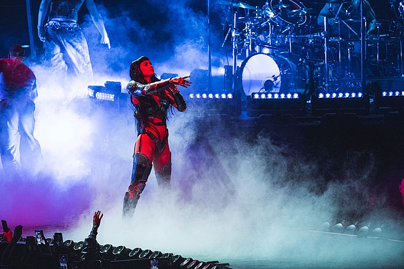 ケイティ・ペリー、段ボールのケーキに豪快にかじりつく動画が話題 