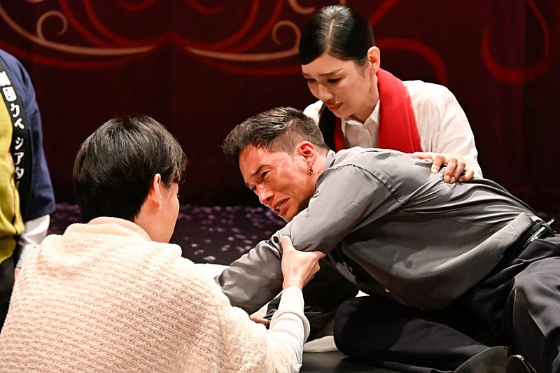 「「もしもこの世が舞台なら、楽屋はどこにあるのだろう」「小栗旬の『蜷川です』で大爆笑」「トニ－（市原隼人）に真の役者魂を見て胸が熱くなった」」1枚目/1