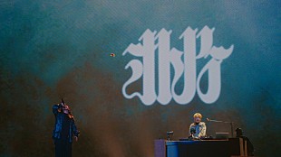 「Creepy Nuts、2025年に海外で最も聴かれた日本の楽曲「オトノケ」ライブ映像を公開」