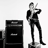 「マネスキンのトーマス・ラッジ、トム・モレロ／チャド・スミス／ハマ・オカモトら参加ソロAL『マスカレード』リリース」1枚目/2