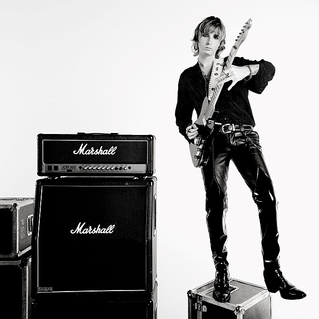 「マネスキンのトーマス・ラッジ、トム・モレロ／チャド・スミス／ハマ・オカモトら参加ソロAL『マスカレード』リリース」1枚目/2