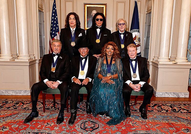 「KISS／グロリア・ゲイナーら、【ケネディ・センター名誉賞】受賞者へトランプ米大統領がメダル授与」1枚目/1