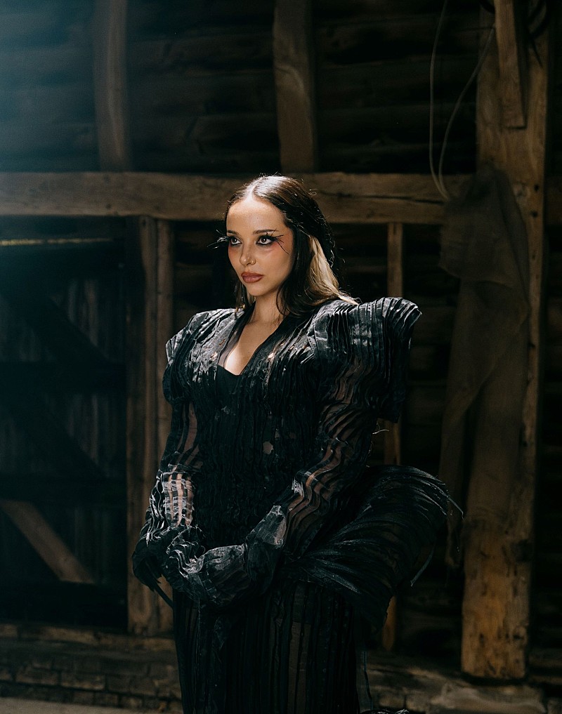 「リトル・ミックスのジェイド、デビューAL『ザッツ・ショービズ、ベイビー！』に新曲を追加したDX版配信＆「チャーチ」MV公開」1枚目/2