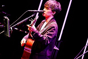 「＜ライブレポート＞ベボベ小出祐介率いるバンドmaterial club、ハプニングさえ楽しみながら響かせた会心のアンサンブル」