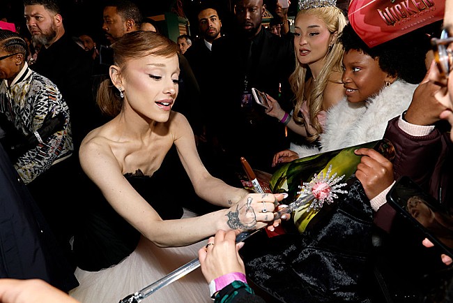 「アリアナ・グランデ、亡き祖母ノンナからのシンプルなアドバイスを明かす「彼女は本当に最高だった」」1枚目/1