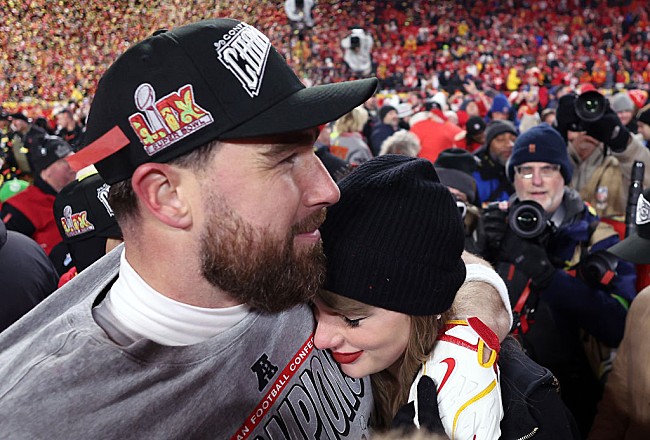 「テイラー・スウィフト、米トーク番組でトラヴィス・ケルシーについて“最愛の人”と語る」1枚目/1