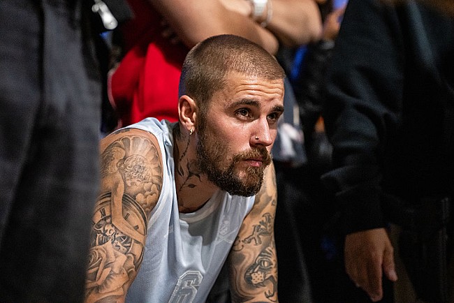 「ジャスティン・ビーバー、「Baby」MVのボウリング場にて同曲をアカペラで披露」1枚目/1