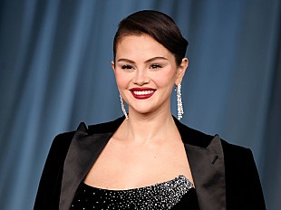 「セレーナ・ゴメス、自身の声や“口ひげ疑惑”への質問に率直に回答「気持ちはよく分かります」」