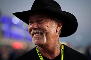 「メタリカのジェイムズ・ヘットフィールド、「サンタクロースがやってきた」のドラマチックな朗読で“ファンに早めのクリスマス・プレゼント”」