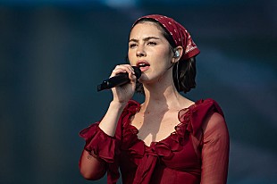 「グレイシー・エイブラムス／アーロン・デスナー／ボン・イヴェール、銃暴力根絶を支援する新曲「Sold Out」公開」