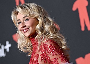 「サブリナ・カーペンター、ファンへのサプライズとして「Such a Funny Way」リリック・ビデオ公開」