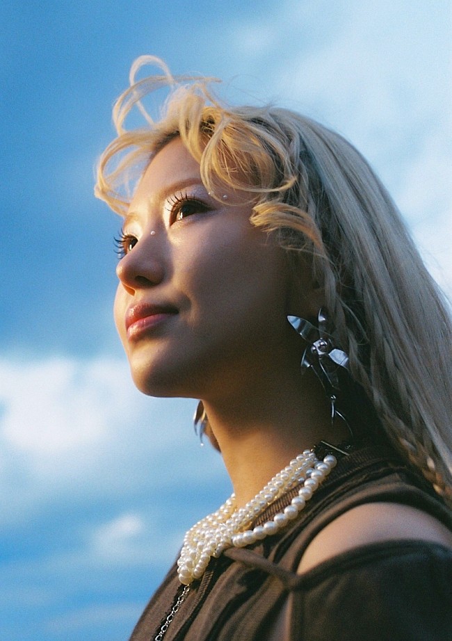 「YonYon、「Orange (feat. PEAVIS)」のクリスマス・リミックスをリリース＆東名阪スペシャル・ライブ開催」1枚目/2