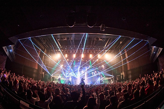 「ViViD、【ViViD Xmas TOUR～UTOPIA～】東京公演のライブレポートが到着」1枚目/3