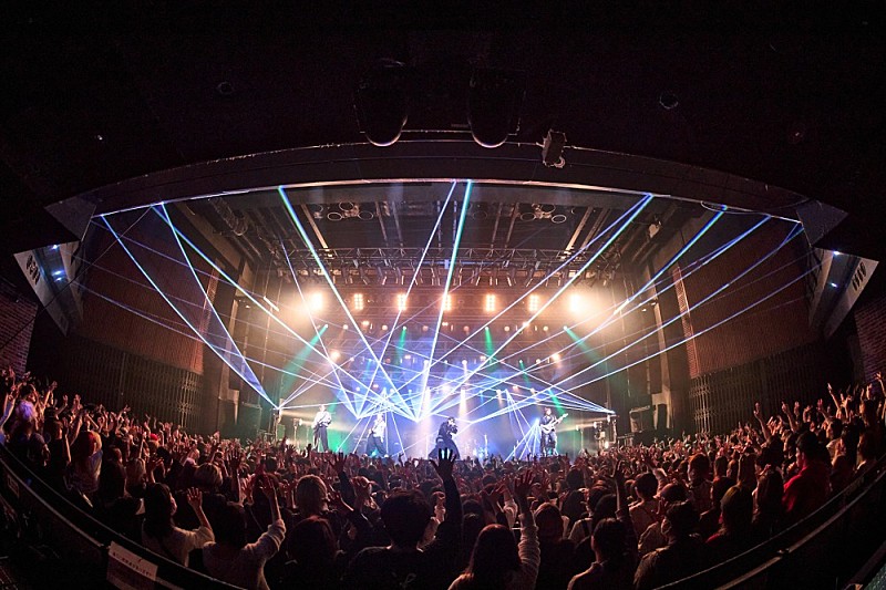 「ViViD、【ViViD Xmas TOUR～UTOPIA～】東京公演のライブレポートが到着」1枚目/3