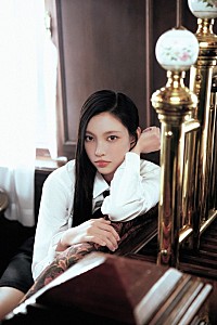 ILLIT、レトロモダンな「Sunday Morning」コンセプトフォトを公開