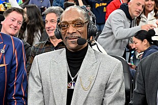 「スヌープ・ドッグ、ウォリアーズ対クリッパーズ戦のNBA中継で独自の存在感」