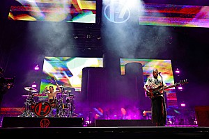 トゥエンティ・ワン・パイロッツ CD コレクション トゥエンティ・ワン・パイロッツ『Trench』 暗く重い空気が立ち込めた
