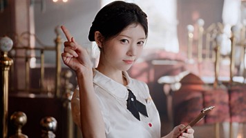 ILLIT、クラシカルな制服ルックで登場する「Sunday Morning」MV