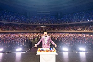 郷ひろみ、70歳の誕生日に開催された武道館公演を完全映像化 3/4