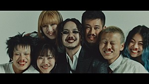 TOOBOE「TOOBOE、ファニーで不思議な「GUN POWDER」MV公開」