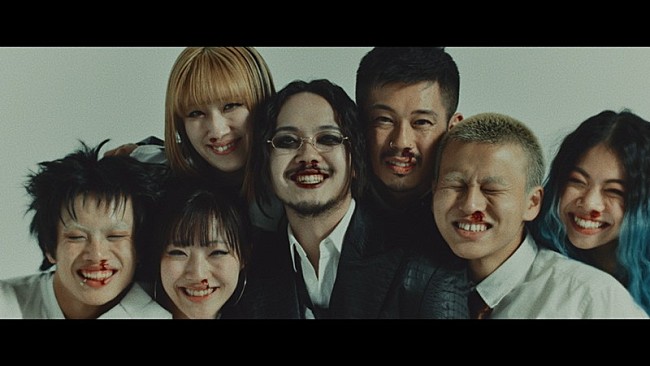 「TOOBOE、ファニーで不思議な「GUN POWDER」MV公開」1枚目/4