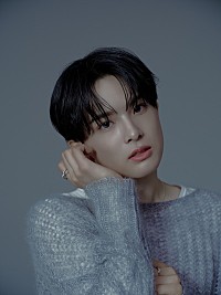 aoen、無彩色の世界に佇む“秒落ちフェイス”ビジュアル公開 | Daily