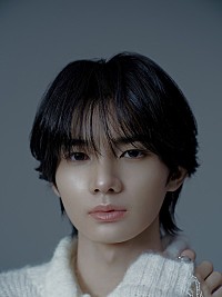 aoen、無彩色の世界に佇む“秒落ちフェイス”ビジュアル公開 | Daily