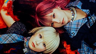 「Reol×LiSAがホームパーティー、過去オマージュも散りばめられた「DEAD CENTER」MVで」