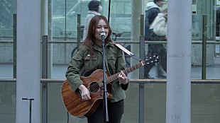 「【No No Girls】ふみの、サプライズ路上ライブでデビュー曲＆デモ曲を歌唱」