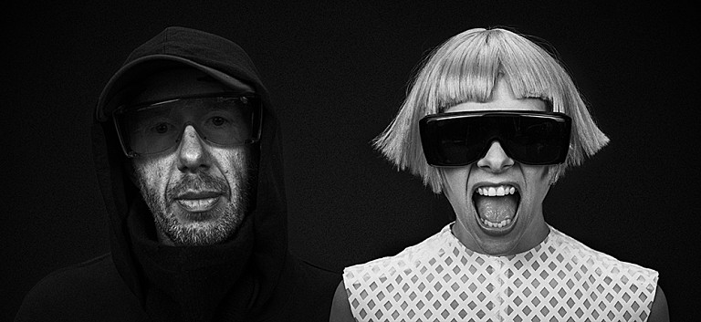 「トム・ローランズ×オーロラ＝トモーラ、コラボAL『カム・クローサー』完成「ただ創造する喜びだけで制作」」