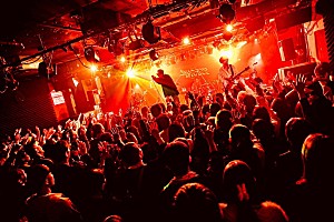BILLY BOO「＜ライブレポート＞BILLY BOO、「あなたがいて完成した」夜――【WIGGLY tour 2025-2026】ファイナルで繋いだ音楽の波」