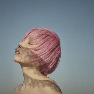 「Nao Yoshioka、MXXWLLと共作したニューSG「In the Rain」リリース」