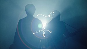 ゆず「ゆず、様々な光に包まれながらアコギをかき鳴らす「心音」MV公開」