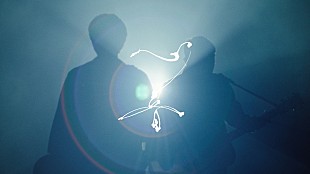 「ゆず、様々な光に包まれながらアコギをかき鳴らす「心音」MV公開」