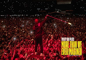 トゥエンティ・ワン・パイロッツ「2人vs 65,000人のぶつかり合い　トゥエンティ・ワン・パイロッツの“想像を絶する”エネルギーを劇場で体感せよ」