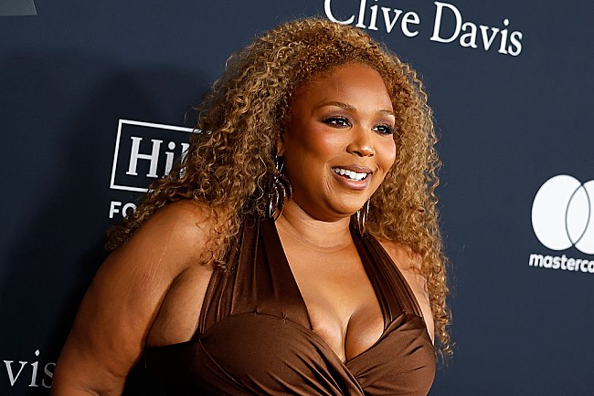 「リゾ、ハリー・スタイルズよりもうまくこなせることを明かす「ごめんね、ハリー！」」1枚目/1