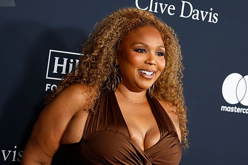 「リゾ、ハリー・スタイルズよりもうまくこなせることを明かす「ごめんね、ハリー!」」1枚目/1