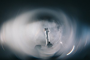 なとり「<ライブレポート>なとり 『深海』の底から見つけた光――23年の人生が水面へと押し上げた、初の日本武道館公演ファイナル」