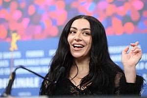 チャーリーXCX「チャーリーxcx、デイヴ・グロールの「Apple」ダンスに反応 」