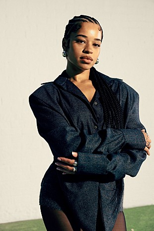 「【GREENROOM FESTIVAL'26】出演エラ・メイ、最新ALより「100」の和訳付きMV公開」