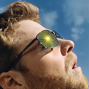 「アレックス・ウォーレン、新章を告げるキャッチ―な「FEVER DREAM」公開」