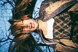 ふみの「ふみの、自身で作詞・作曲した新曲「ホットライン」配信リリース」