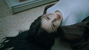 Liza「Lizaが深夜のコンビニで引き摺られる、数々の怪奇現象が「夜勤事件」MVに」